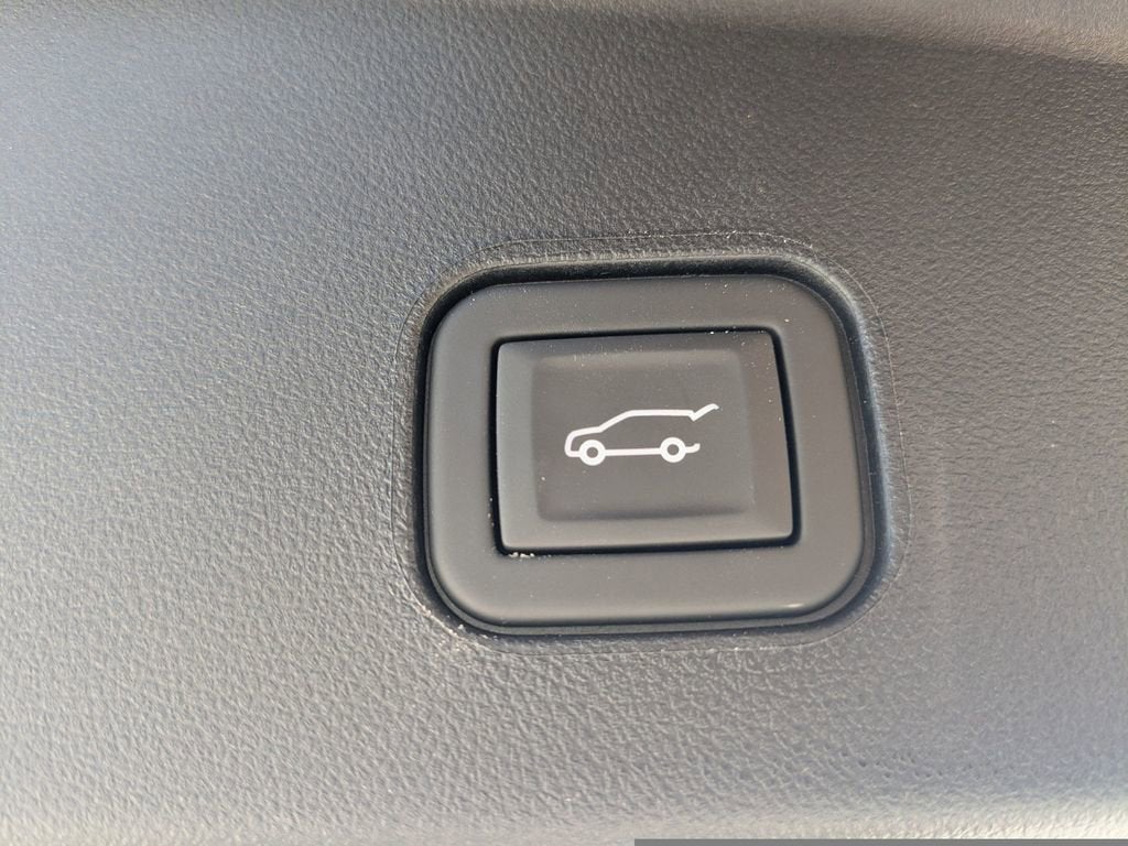 2025 Cadillac LYRIQ Luxury 1